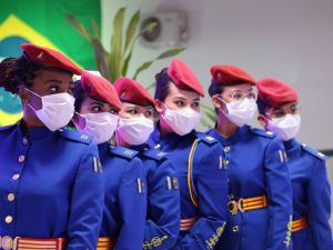 Alunas do 3º ano fazem pose para foto durante formatura realizada em 2020