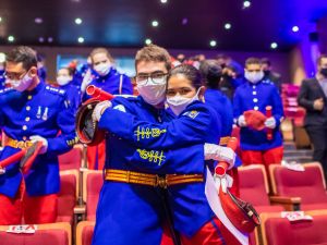 Alunos do 3º ano se abraçam durante formatura do Colégio Militar Tiradentes, realizada em 2020