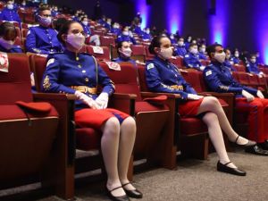 Alunos do 3º ano no auditório do Colégio Militar Tiradentes, durante formatura